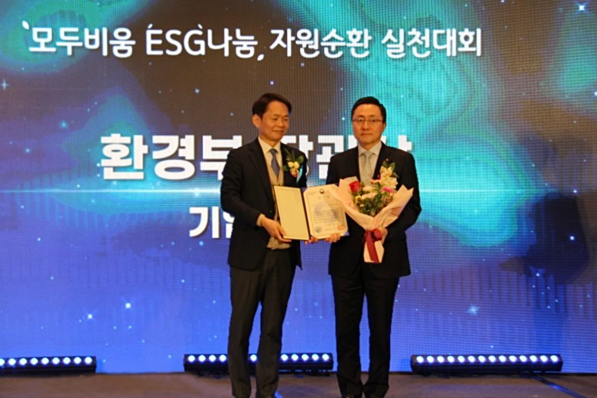 ▲김승균(오른쪽) 한화손해보험 ESG 사무국장이 17일 서울 종로구 포시즌스 호텔에서 열린 '모두비움, ESG나눔 자원순환 실천대회 시상식'에서 환경부장관상 수상을 기념해 사진 촬영을 하고 있다.  (사진제공=한화손해보험)