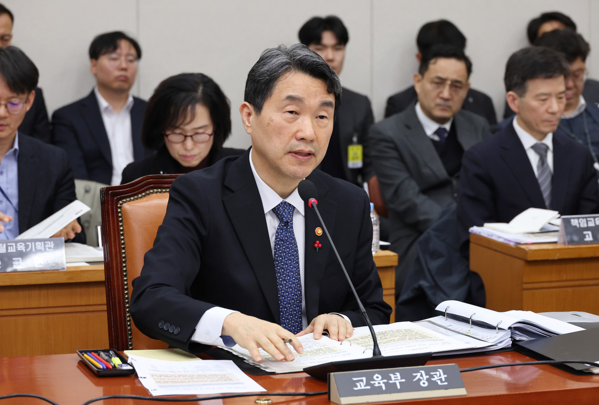 ▲이주호 부총리 겸 교육부 장관이 17일 국회 교육위원회에서 열린 AI 디지털교과서 검증 청문회에서 의원 질의에 답변하고 있다.  (연합뉴스)