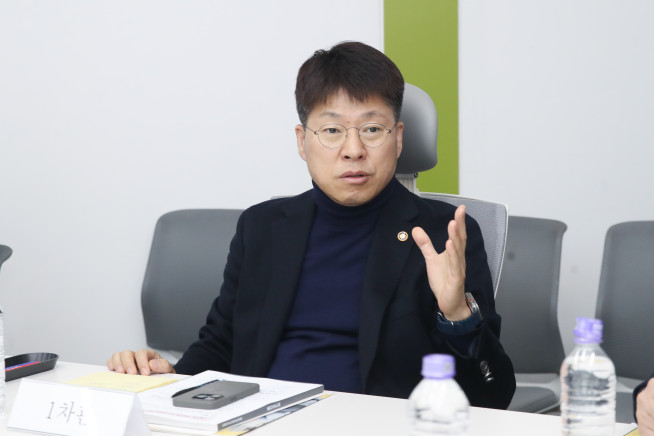 ▲17일 경기 수원시 '광교 주상복합시설 현장'을 찾은 진현환 국토교통부 제1차관이 실제 개발사업 운영사례를 점검하고 필요한 제도개선 건의사항을 청취하고 있다. (자료제공=국토교통부)