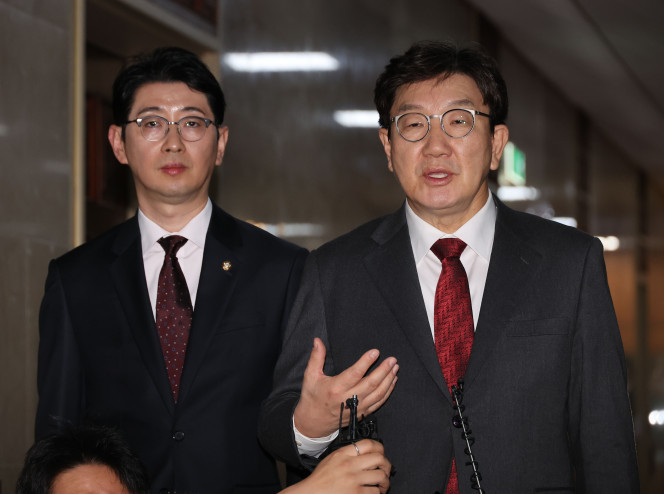 ▲권성동 국민의힘 원내대표가 17일 오후 서울 여의도 국회 본청 국회의장실을 나서며 취재진 앞에서 발언하고 있다. (연합뉴스)