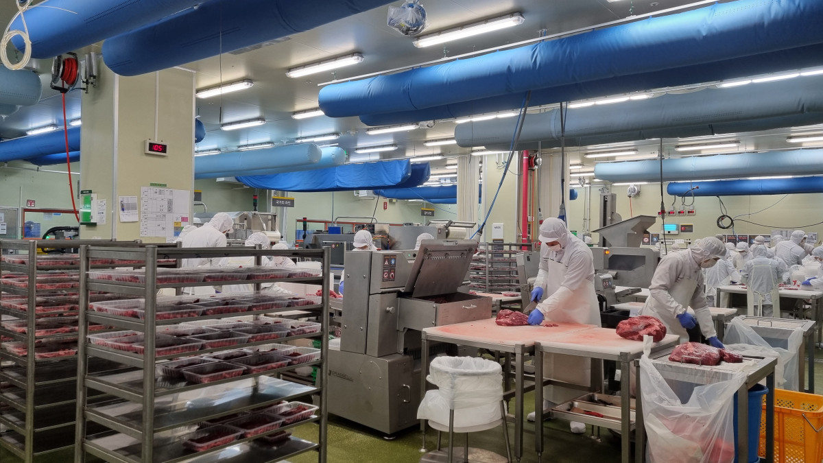 ▲17일 오전 경기도 광주시 양벌동에 있는 이마트 직영 '미트센터'에서 직원들이 한우 가공 등을 하고 있다.  (유승호 기자 peter@)