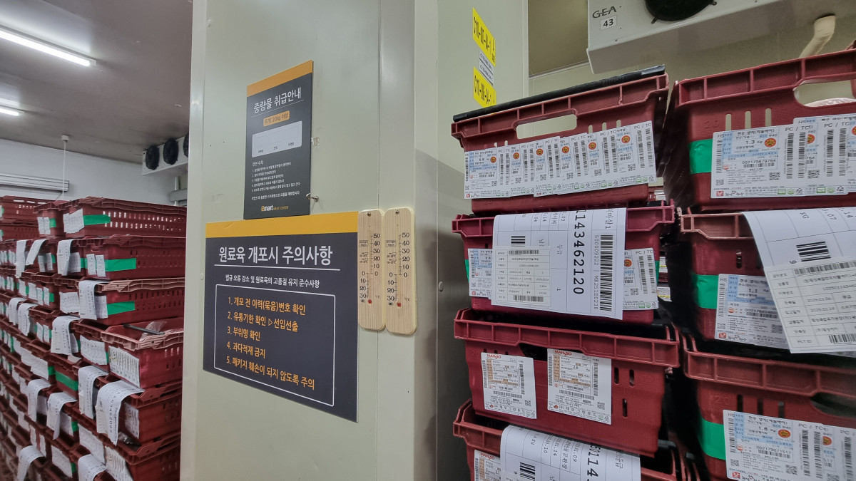 ▲17일 오전 경기도 광주시 양벌동에 있는 이마트 직영 '미트센터'의 웻에이징 저장고. 내부 온도를 0도로 유지 중이다. (유승호 기자 peter@)