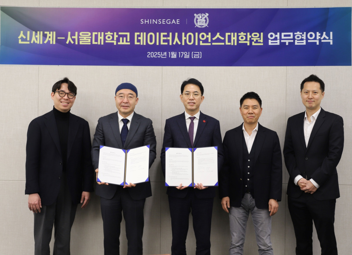 ▲왼쪽부터 서울대 데이터사이언스대학원 오민환 교수, 이재진 원장, 신세계백화점 영업본부장 김선진 부사장, 이성환 상무, 전진우 팀장. (사진제공=신세계백화점)