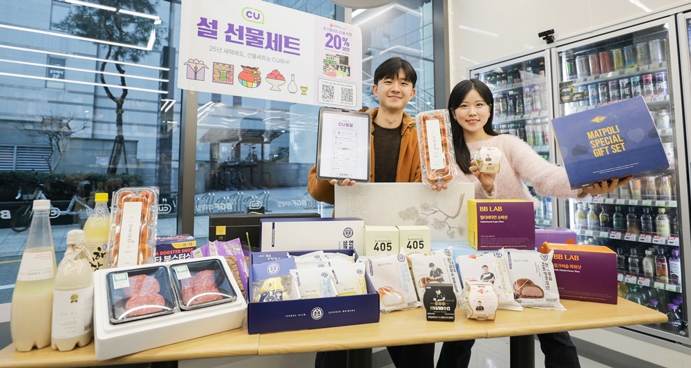 ▲편의점 CU에서 모델이 올해 설 선물세트를 소개하고 있다. (사진제공=BGF리테일)