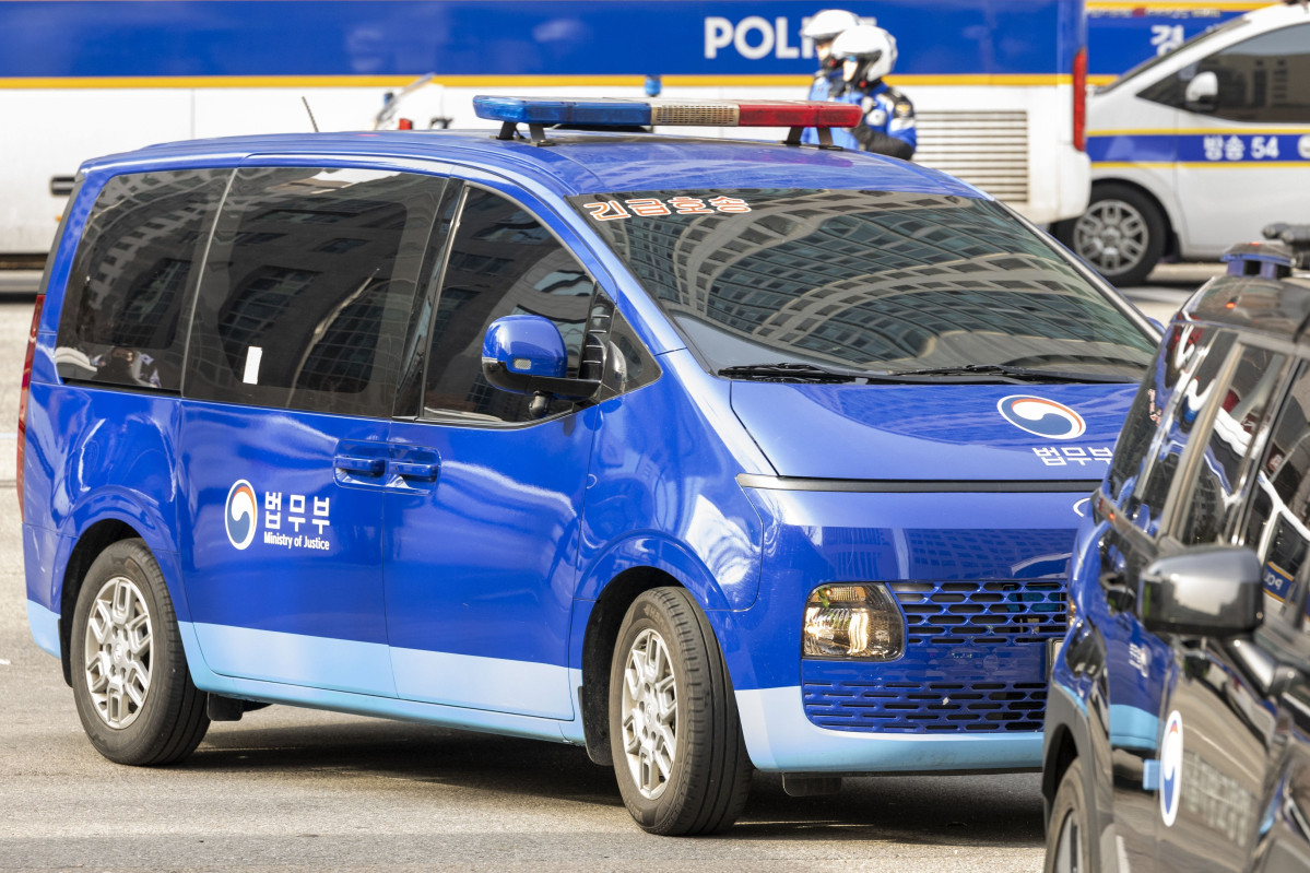 ▲내란 우두머리 혐의로 체포된 윤석열 대통령에 대한 구속 전 피의자 심문(영장실질심사)가 열린 18일 서울 마포구 서울서부지방법원에 윤 대통령을 태운 호송차가 들어서고 있다. 신태현 기자 holjjak@