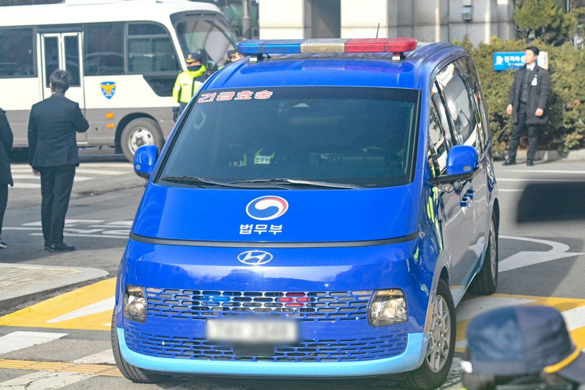 ▲내란 우두머리 혐의로 체포된 윤석열 대통령에 대한 구속 전 피의자 심문(영장실질심사)가 열린 18일 서울 마포구 서울서부지방법원에 윤 대통령을 태운 호송차가 들어서고 있다. 신태현 기자 holjjak@