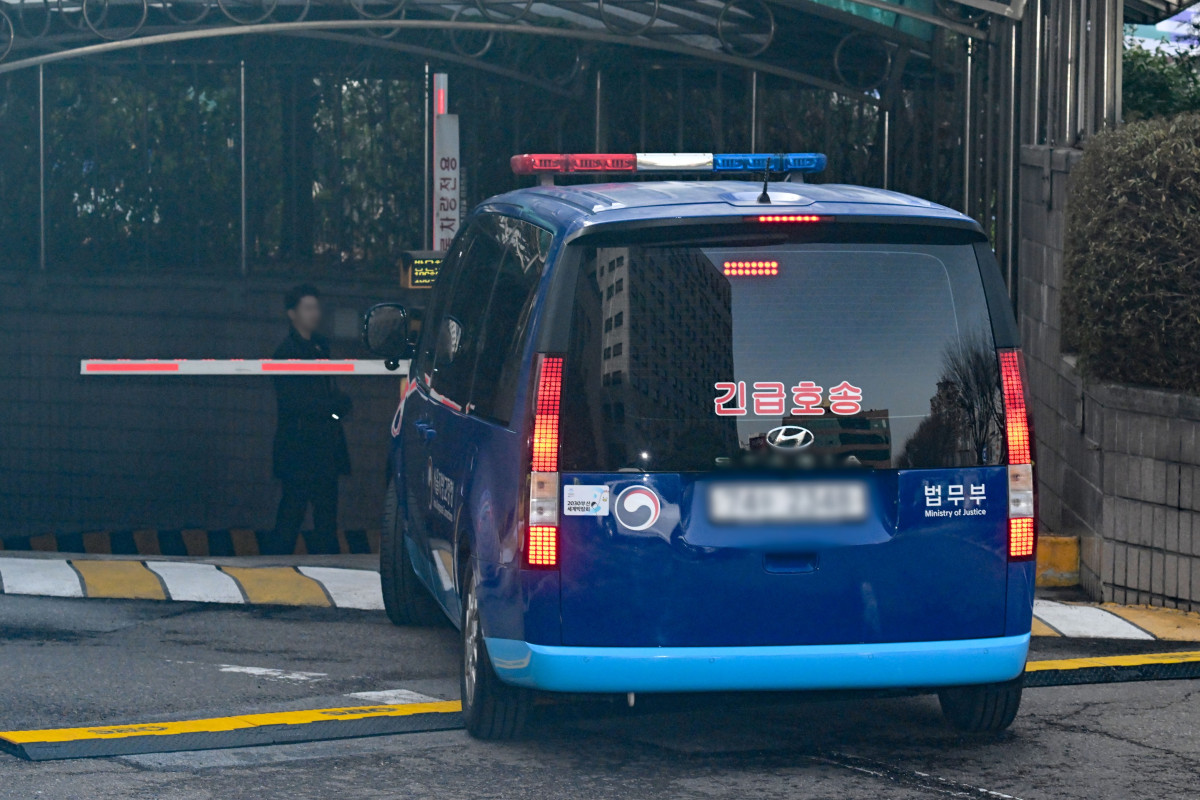 ▲내란 우두머리 혐의로 체포된 윤석열 대통령에 대한 구속 전 피의자 심문(영장실질심사)가 열린 18일 서울 마포구 서울서부지방법원에 윤 대통령을 태운 호송차가 들어서고 있다. 신태현 기자 holjjak@