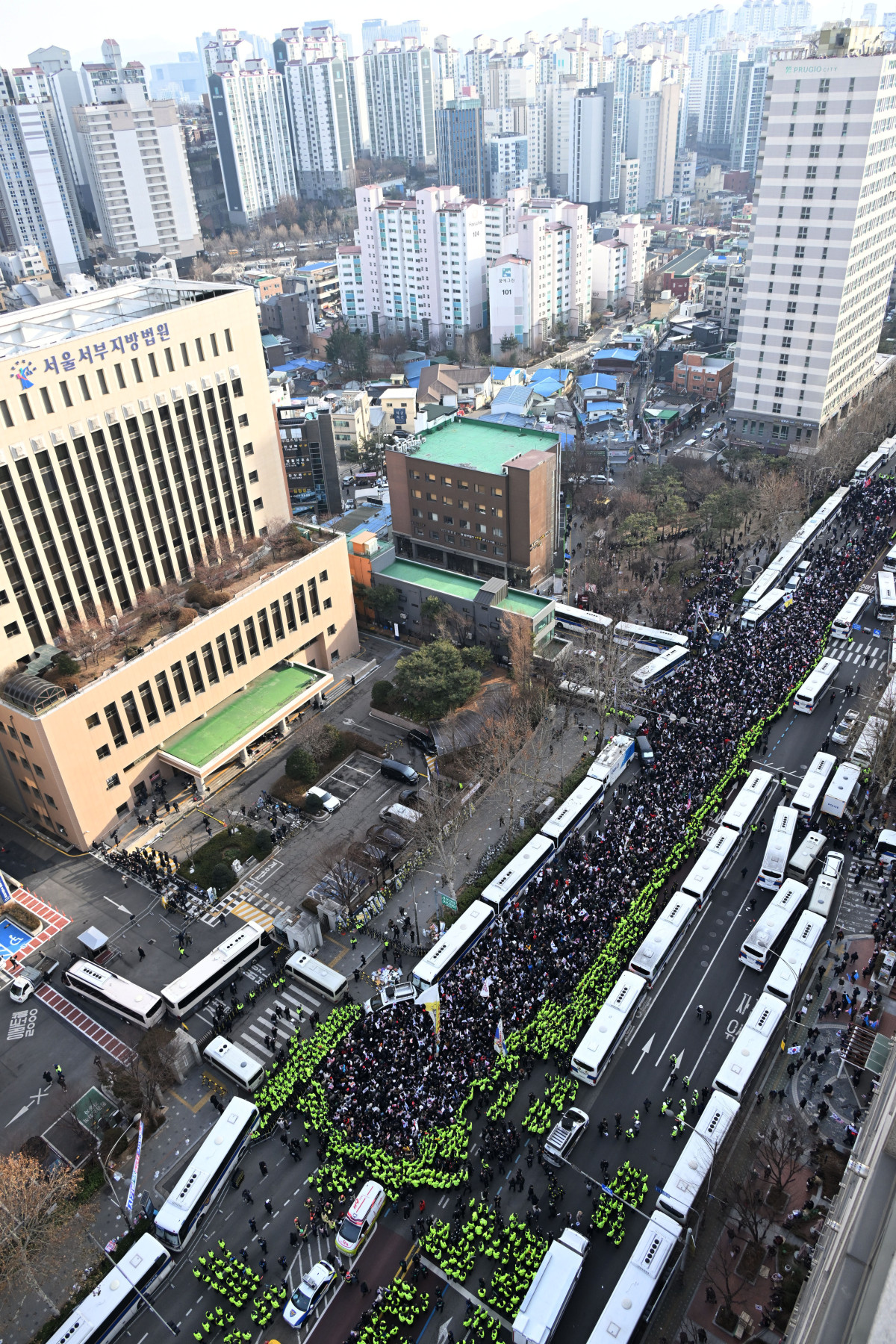 ▲내란 우두머리 혐의로 체포된 윤석열 대통령의 구속 전 피의자심문(영장실질심사)이 열린 18일 서울 마포구 서울서부지방법원 앞에서 윤 대통령 지지자들이 집회를 갖고 있다. 신태현 기자 holjjak@