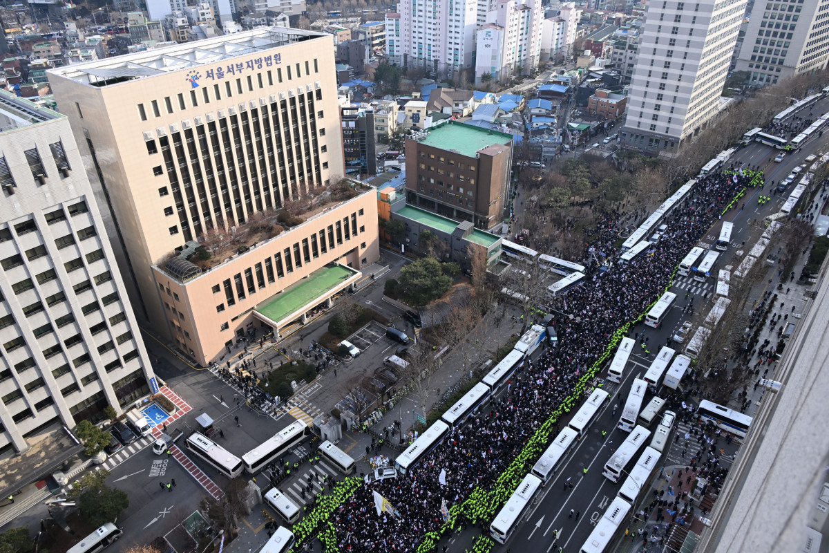 ▲내란 우두머리 혐의로 체포된 윤석열 대통령의 구속 전 피의자심문(영장실질심사)이 열린 18일 서울 마포구 서울서부지방법원 앞에서 윤 대통령 지지자들이 집회를 갖고 있다. 신태현 기자 holjjak@