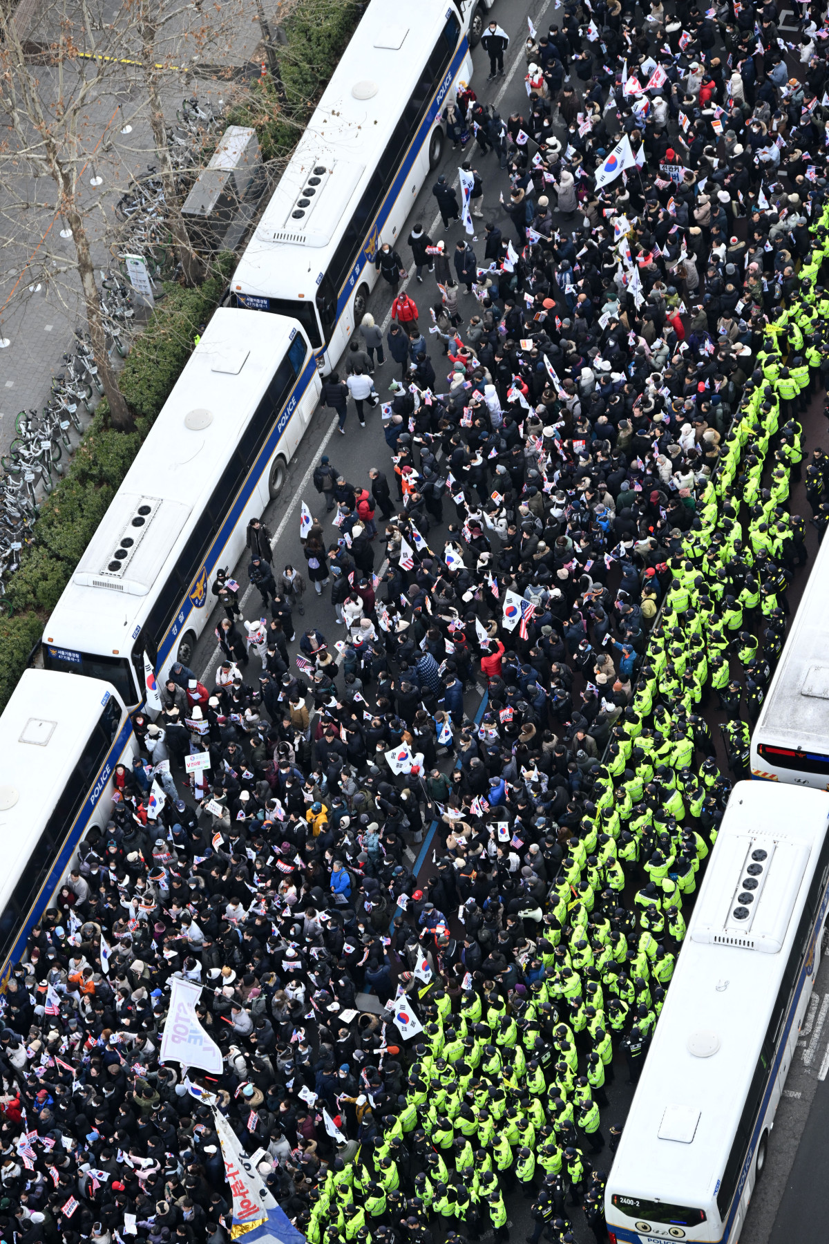 ▲내란 우두머리 혐의로 체포된 윤석열 대통령의 구속 전 피의자심문(영장실질심사)이 열린 18일 서울 마포구 서울서부지방법원 앞에서 윤 대통령 지지자들이 집회를 갖고 있다. 신태현 기자 holjjak@