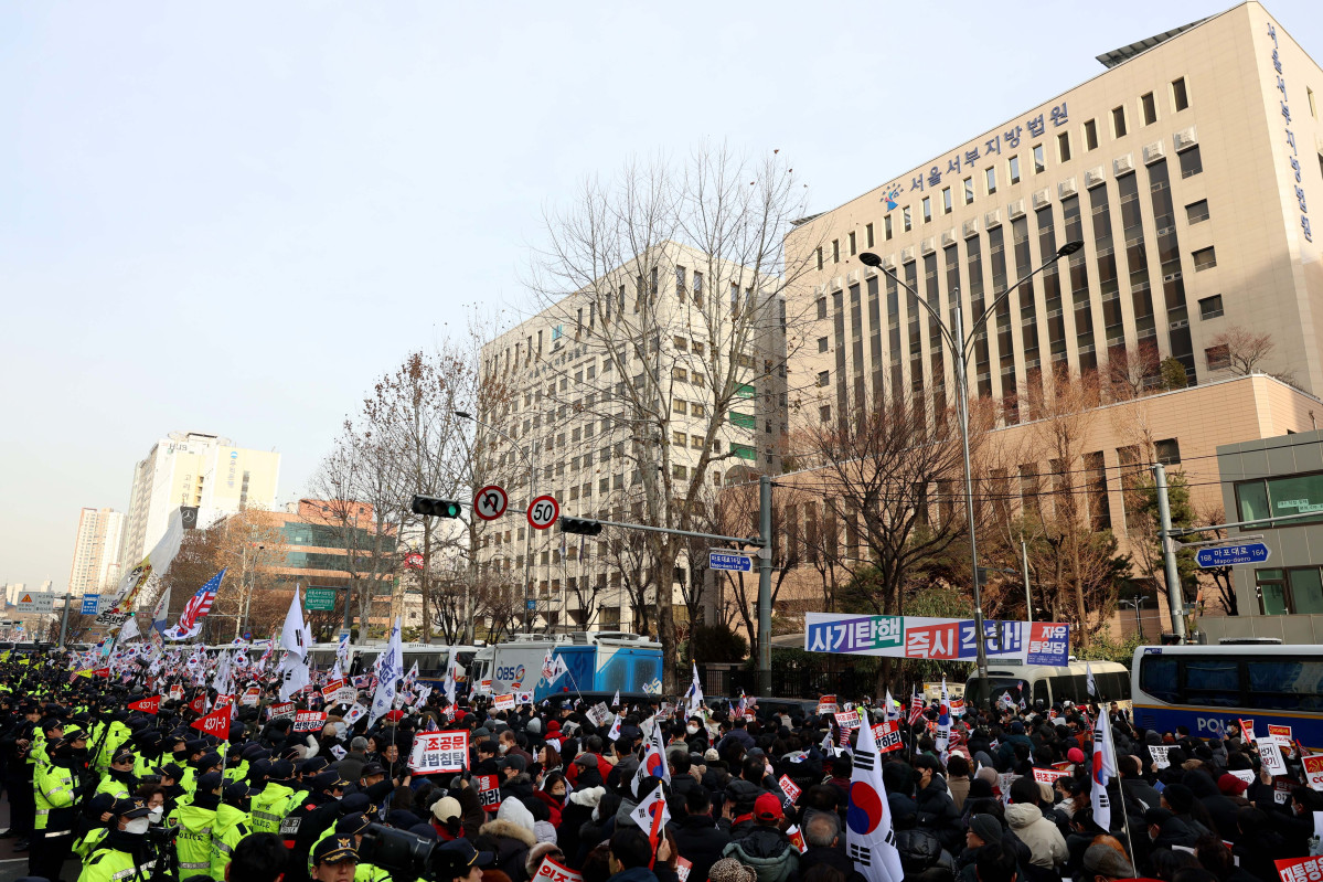▲내란 우두머리 혐의로 체포된 윤석열 대통령의 구속 전 피의자심문(영장실질심사)이 열린 18일 서울 마포구 서울서부지방법원 앞에서 윤 대통령 지지자들이 집회를 갖고 있다. 신태현 기자 holjjak@