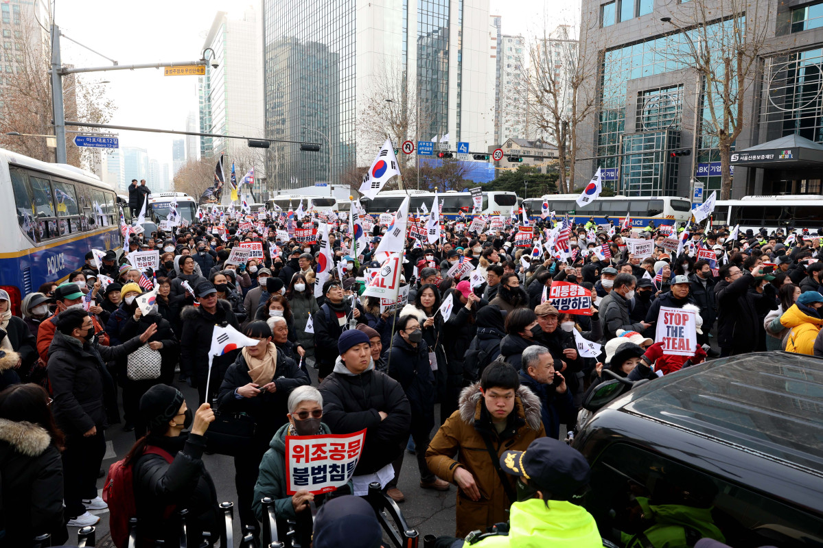 ▲내란 우두머리 혐의로 체포된 윤석열 대통령의 구속 전 피의자심문(영장실질심사)이 열린 18일 서울 마포구 서울서부지방법원 앞에서 윤 대통령 지지자들이 집회를 갖고 있다. 신태현 기자 holjjak@