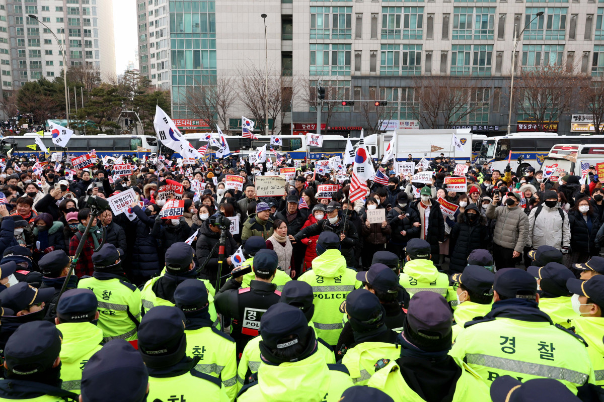 ▲내란 우두머리 혐의로 체포된 윤석열 대통령의 구속 전 피의자심문(영장실질심사)이 열린 18일 서울 마포구 서울서부지방법원 앞에서 윤 대통령 지지자들이 집회를 갖고 있다. 신태현 기자 holjjak@
