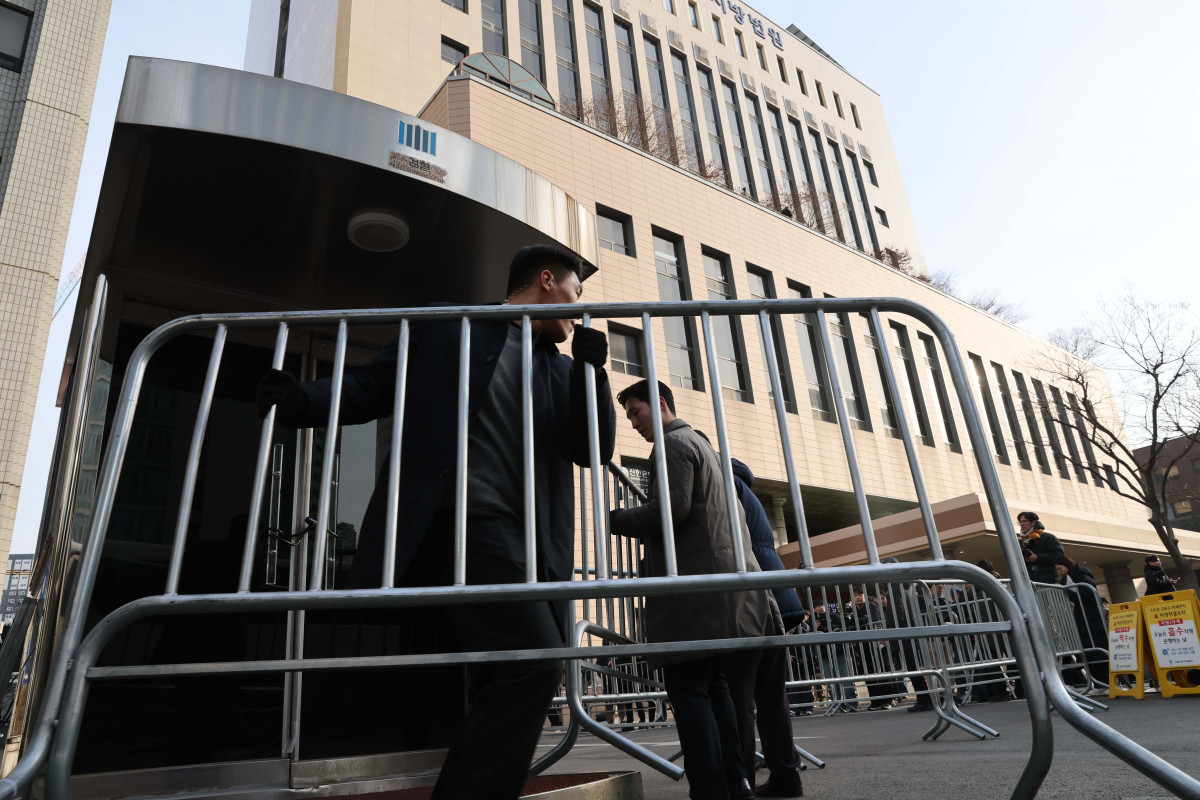 ▲내란 수괴 혐의로 체포된 윤석열 대통령의 구속 전 피의자심문(영장실질심사)이 열리고 있는 18일 서울 마포구 서울서부지법에서 경호처 관계자들이 서부지법 주변에 펜스를 치고 있다. 신태현 기자 holjjak@