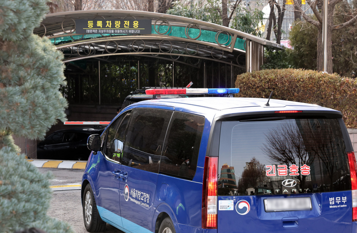 ▲내란 우두머리 혐의로 체포된 윤석열 대통령에 대한 구속 전 피의자 심문(영장실질심사)가 열린 18일 서울 마포구 서울서부지방법원에 윤 대통령을 태운 호송차가 들어서고 있다. 신태현 기자 holjjak@