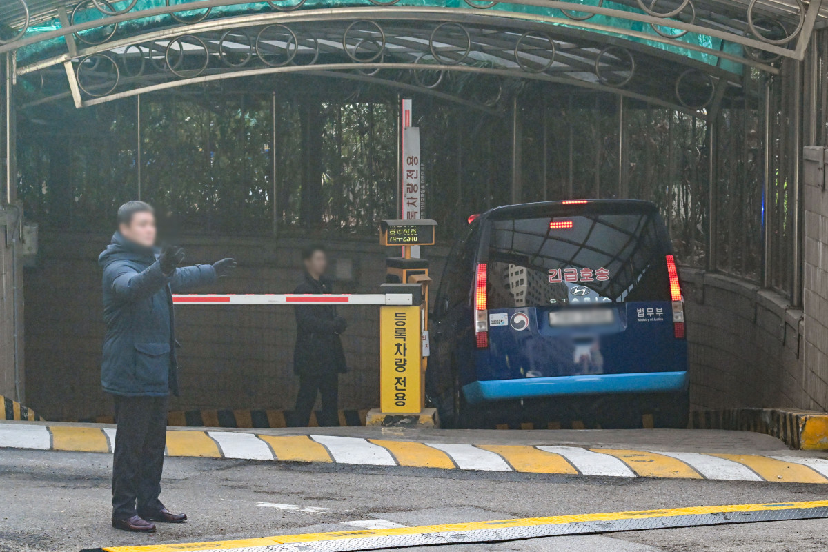 ▲내란 우두머리 혐의로 체포된 윤석열 대통령에 대한 구속 전 피의자 심문(영장실질심사)가 열린 18일 서울 마포구 서울서부지방법원에 윤 대통령을 태운 호송차가 들어서고 있다. 신태현 기자 holjjak@