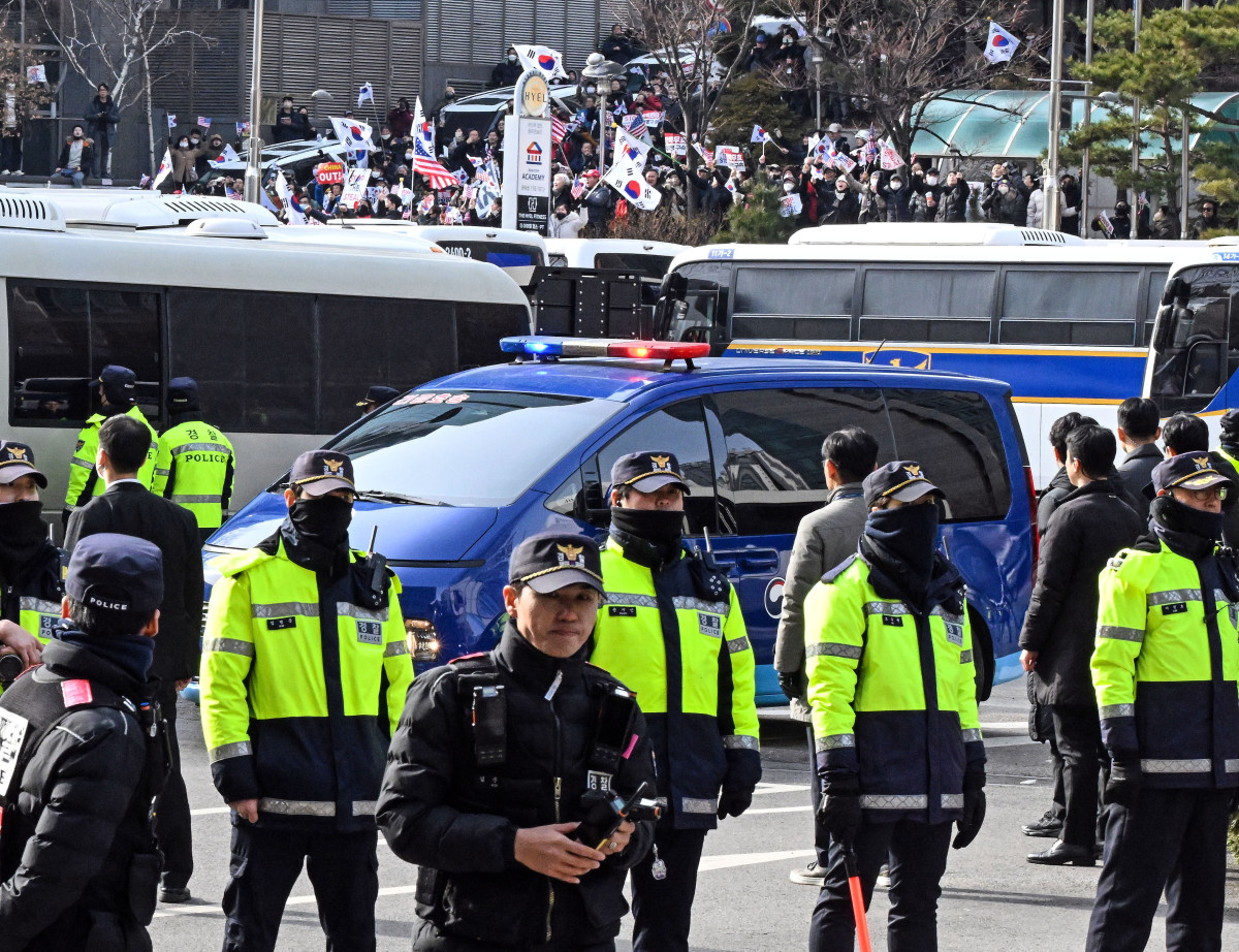 ▲내란 우두머리 혐의로 체포된 윤석열 대통령에 대한 구속 전 피의자 심문(영장실질심사)가 열린 18일 서울 마포구 서울서부지방법원에 윤 대통령을 태운 호송차가 들어서고 있다. 신태현 기자 holjjak@