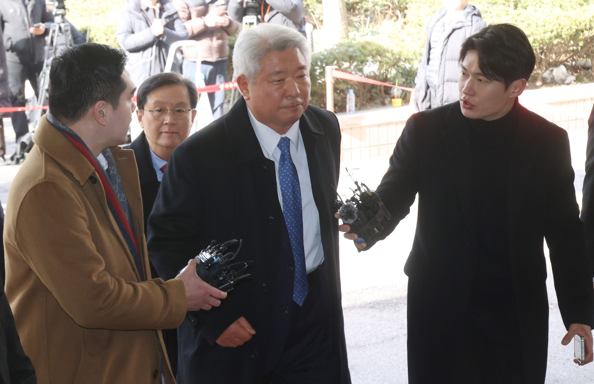 ▲윤석열 대통령의 법률대리인단 김홍일, 윤갑근 변호사가 18일 오후 서울 마포구 서울서부지방법원에서 내란 우두머리 혐의를 받고 있는 윤석열 대통령 구속 전 피의자 심문(영장실질심사)에 참석하고 있다. 신태현 기자 holjjak@