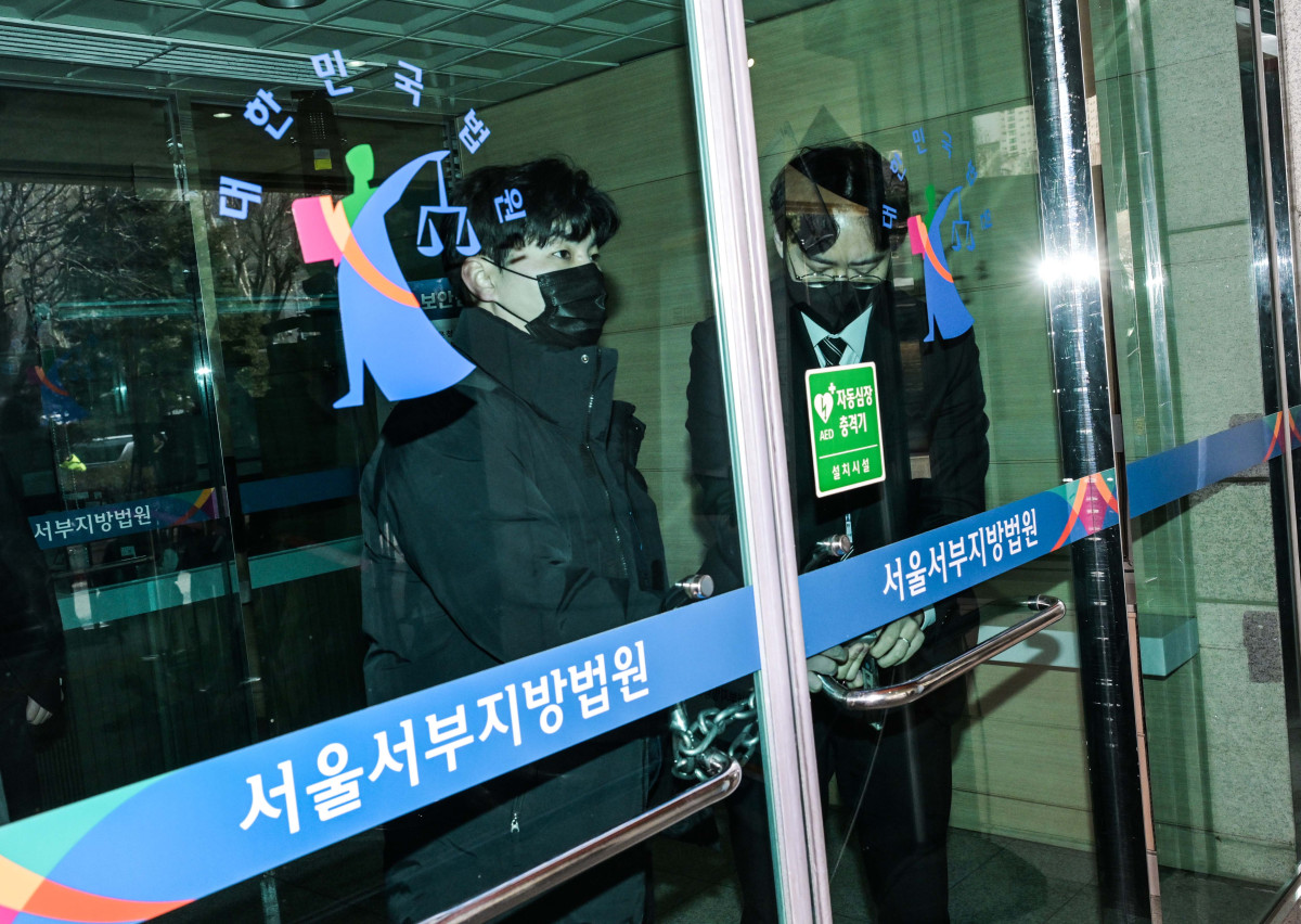 ▲내란 우두머리 혐의로 체포된 윤석열 대통령에 대한 영장실질심사가 열리는 18일 오후 서울 마포구 서울서부지방법원에서 윤 대통령을 태운 호송차가 지하로 내려가자 직원들이 출입문을 자물쇠로 잠그고 있다. 신태현 기자 holjjak@