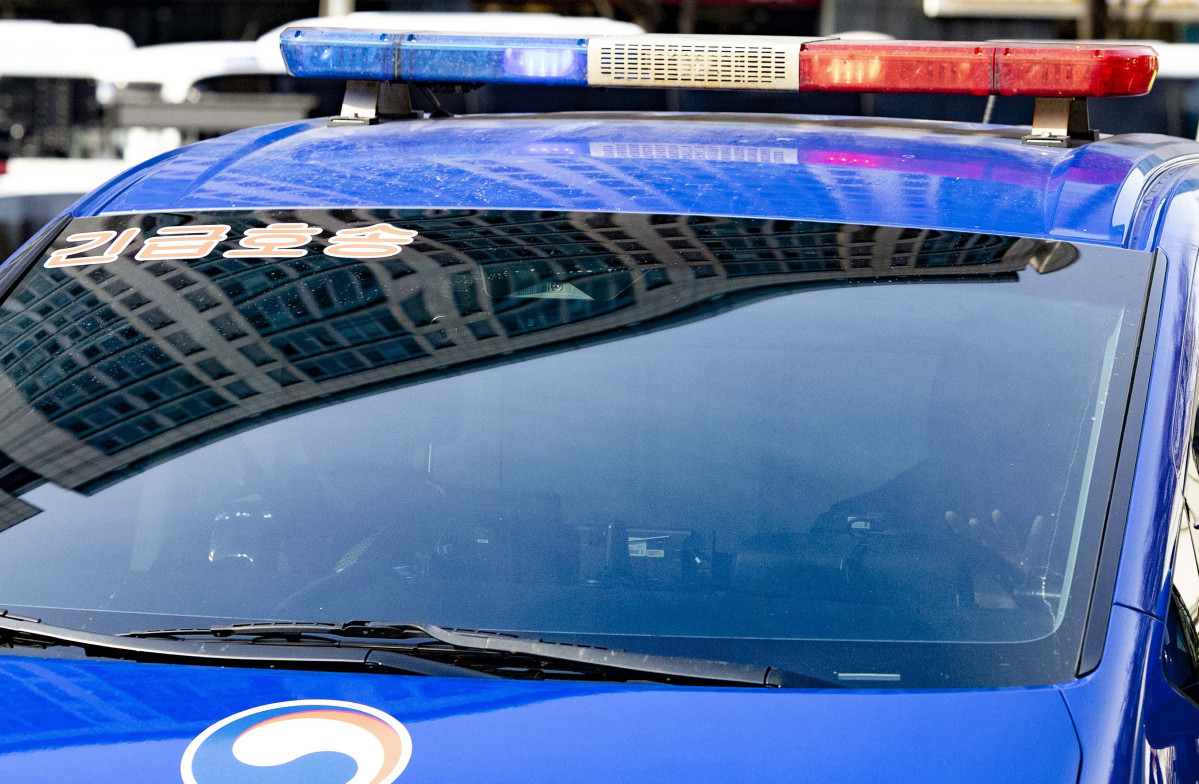 ▲내란 우두머리 혐의로 체포된 윤석열 대통령에 대한 구속 전 피의자 심문(영장실질심사)가 열린 18일 서울 마포구 서울서부지방법원에 윤 대통령을 태운 호송차가 들어서고 있다. 신태현 기자 holjjak@