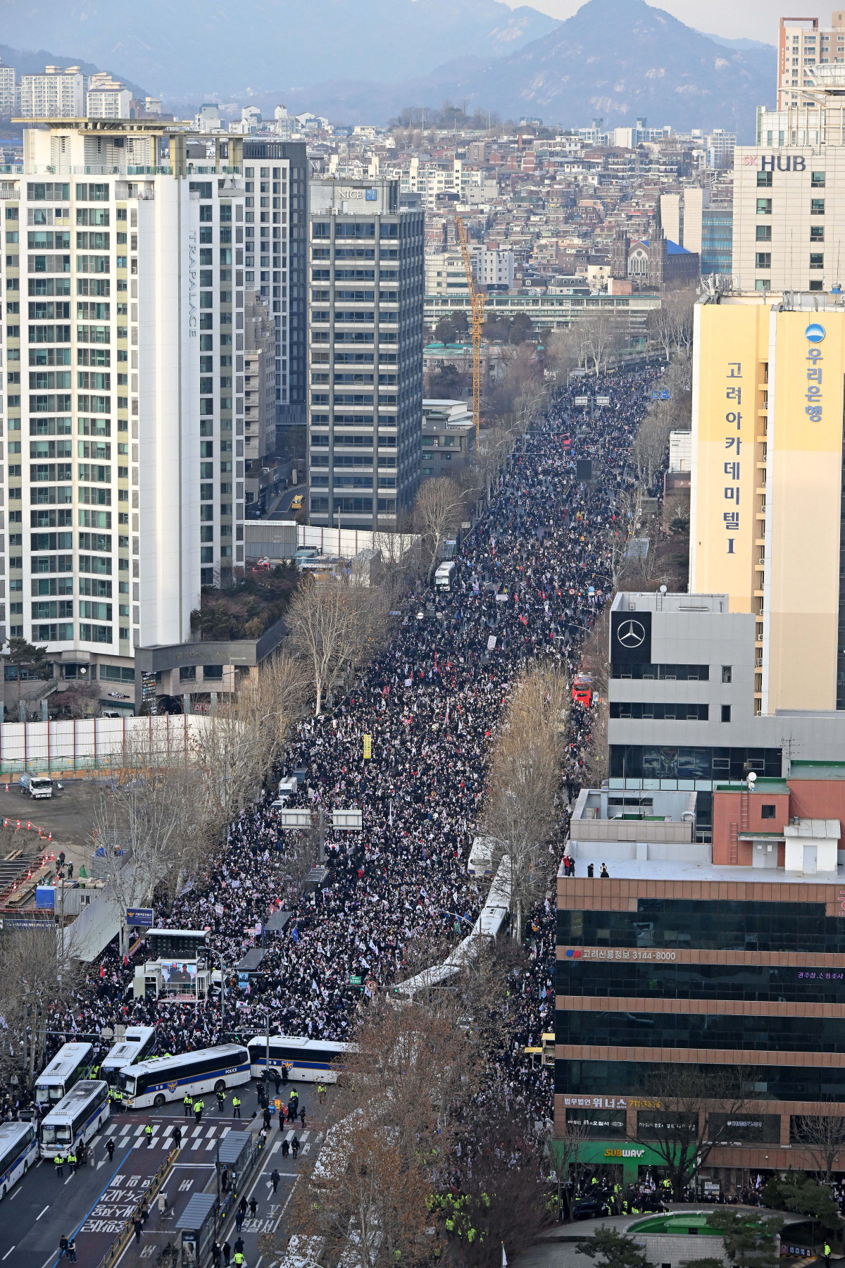 ▲내란 우두머리 혐의로 체포된 윤석열 대통령의 구속 전 피의자심문(영장실질심사)이 열린 18일 서울 마포구 서울서부지방법원 앞에서 윤 대통령 지지자들이 집회를 갖고 있다. 신태현 기자 holjjak@