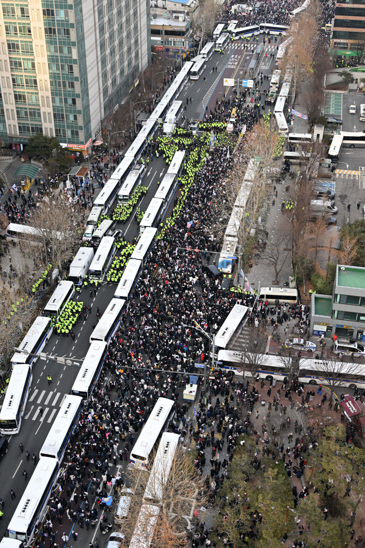 ▲내란 우두머리 혐의로 체포된 윤석열 대통령의 구속 전 피의자심문(영장실질심사)이 열린 18일 서울 마포구 서울서부지방법원 앞에서 윤 대통령 지지자들이 집회를 갖고 있다. 신태현 기자 holjjak@