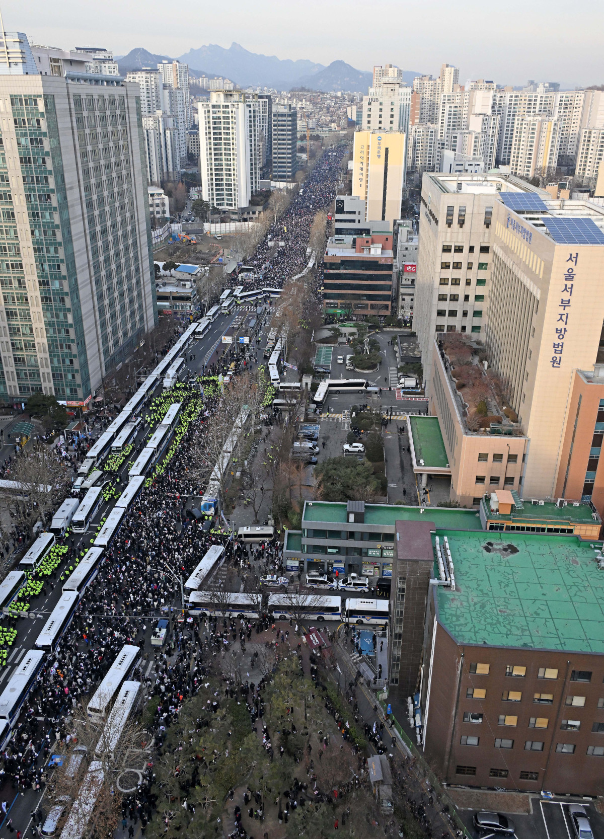 ▲내란 우두머리 혐의로 체포된 윤석열 대통령의 구속 전 피의자심문(영장실질심사)이 열린 18일 서울 마포구 서울서부지방법원 앞에서 윤 대통령 지지자들이 집회를 갖고 있다. 신태현 기자 holjjak@