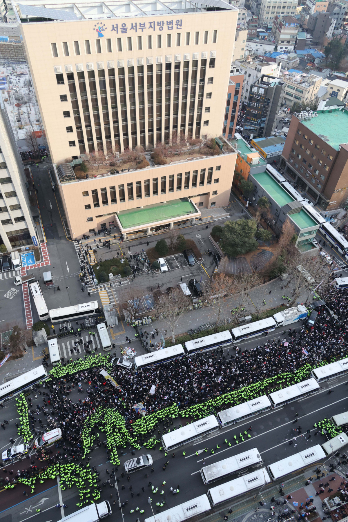 ▲내란 우두머리 혐의로 체포된 윤석열 대통령의 구속 전 피의자심문(영장실질심사)이 열린 18일 서울 마포구 서울서부지방법원 앞에서 윤 대통령 지지자들이 집회를 갖고 있다. 신태현 기자 holjjak@