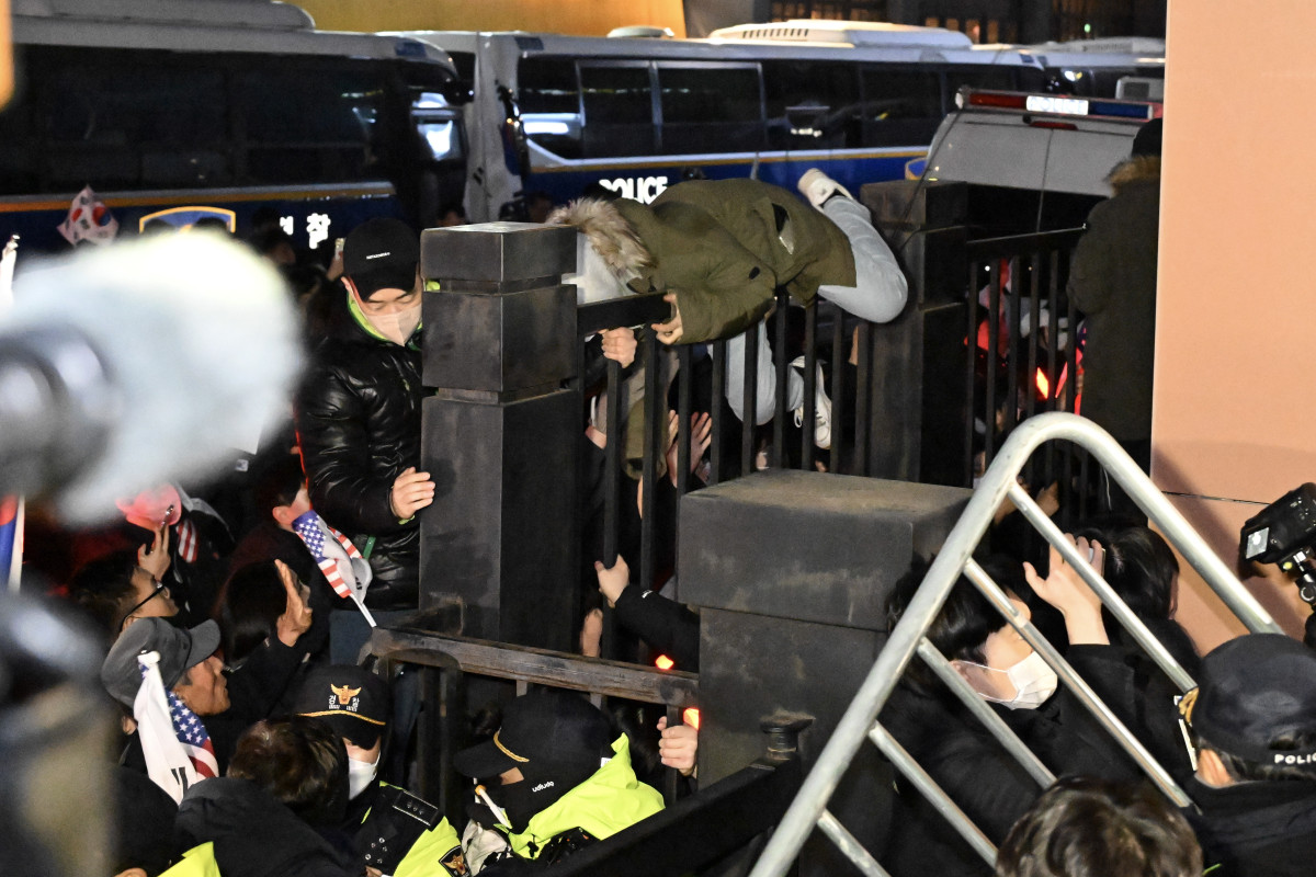 ▲ 내란 우두머리 혐의로 체포된 윤석열 대통령이 출석한 가운데 구속 전 피의자심문(영장실질심사)이 열린 지난 18일 서울 마포구 서울서부지법에서 윤 대통령 지지자들이 법원 담장을 넘으려 시도하고 있다. (연합뉴스)