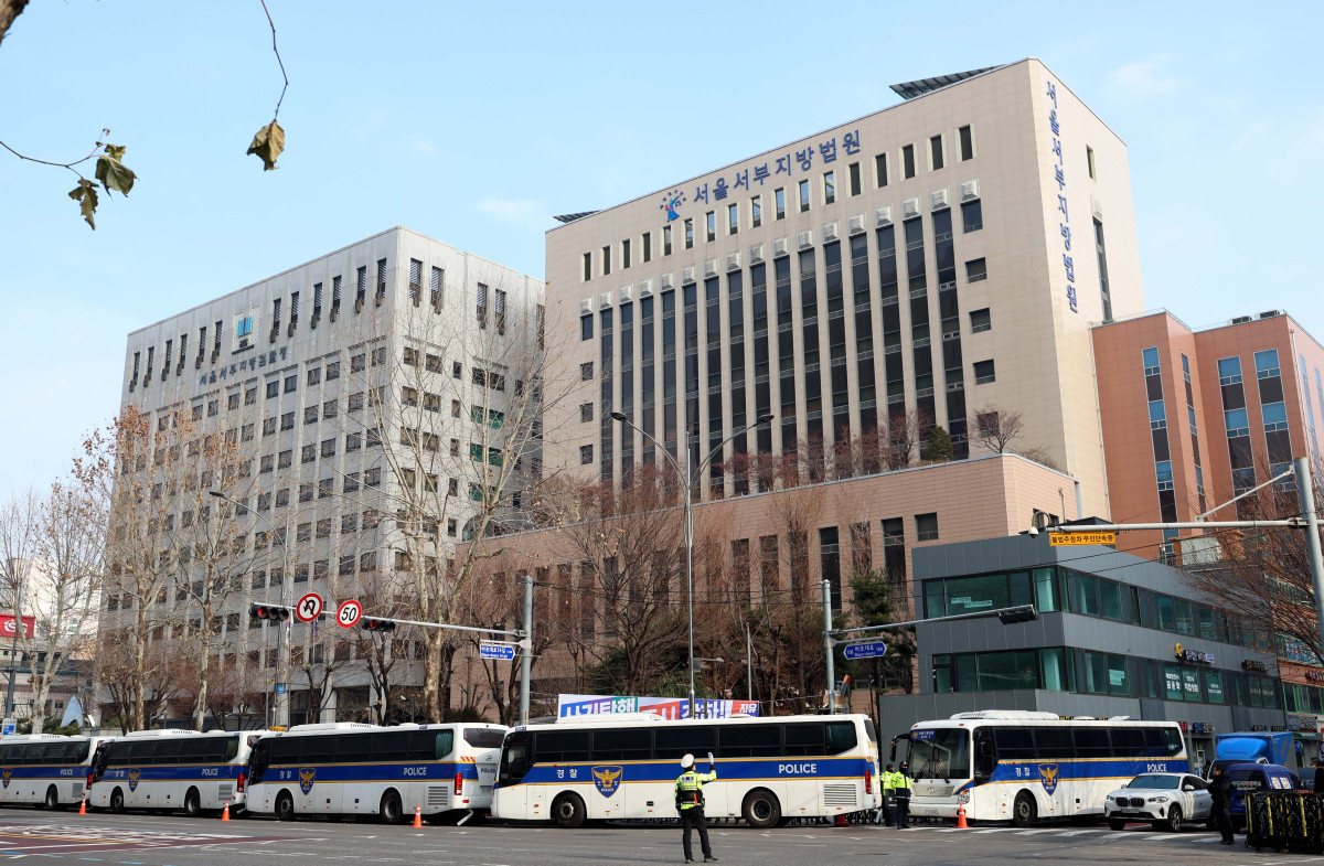 ▲19일 윤석열 대통령이 내란 우두머리 혐의로 구속되자 반발한 지지자들이 서울 마포구 서울서부지방법원에 난입해 불법폭력사태를 일으켰다. 이날 서부지법에 경력이 배치돼 있다. 신태현 기자 holjjak@