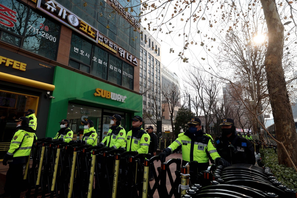 ▲19일 윤석열 대통령이 내란 우두머리 혐의로 구속되자 반발한 지지자들이 서울 마포구 서울서부지방법원에 난입해 불법폭력사태를 일으켰다. 이날 서부지법에 경력이 배치돼 있다. 신태현 기자 holjjak@
