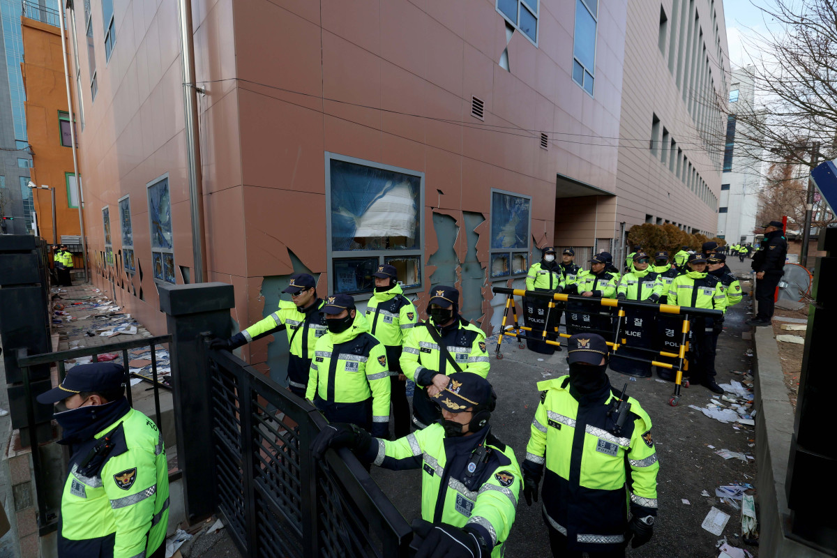 ▲19일 윤석열 대통령이 내란 우두머리 혐의로 구속되자 반발한 지지자들이 서울 마포구 서울서부지방법원에 난입해 불법폭력사태를 일으켰다. 이날 서부지법 시설물이 파손돼 있다. 신태현 기자 holjjak@