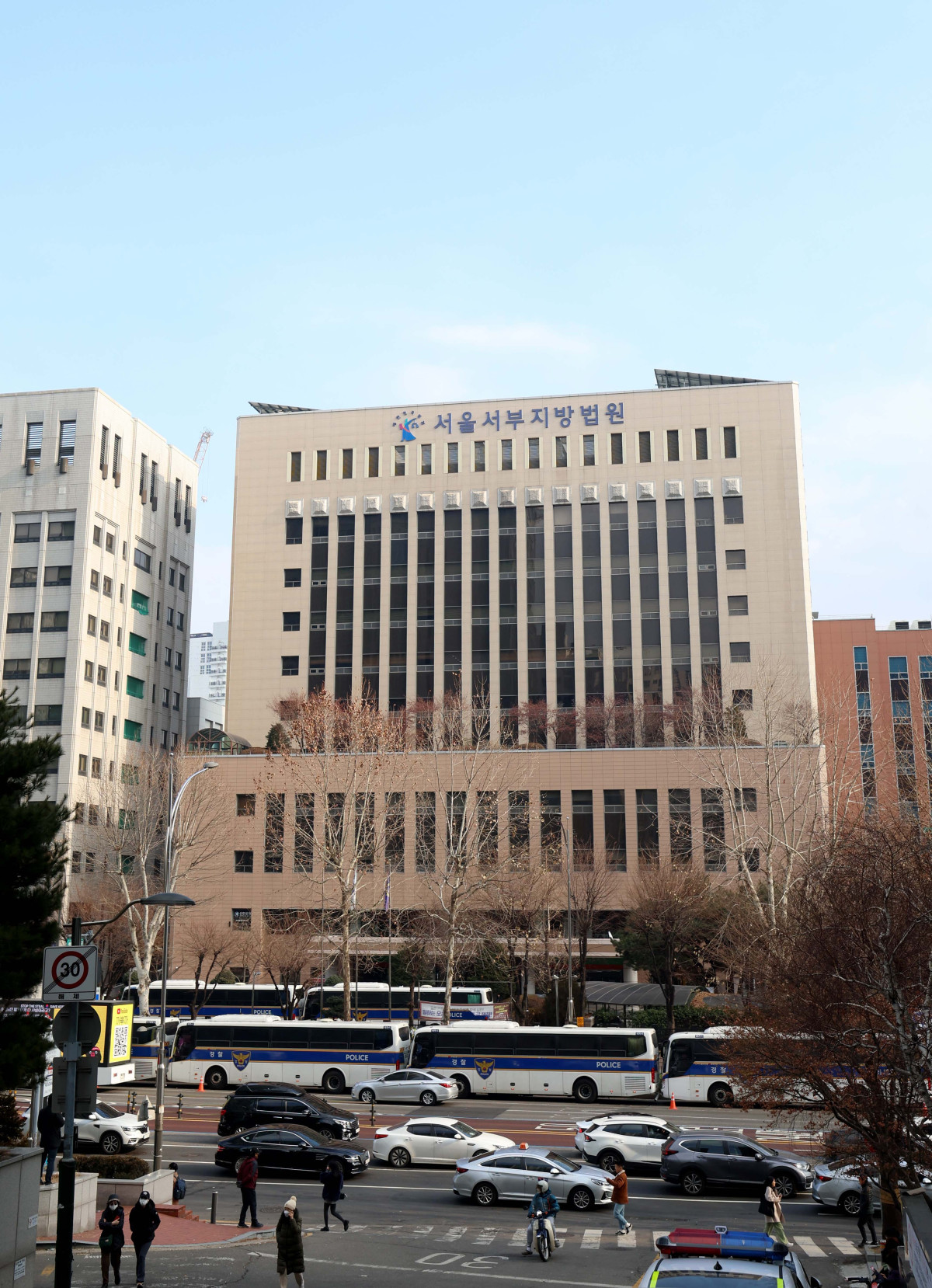 ▲19일 윤석열 대통령이 내란 우두머리 혐의로 구속되자 반발한 지지자들이 서울 마포구 서울서부지방법원에 난입해 불법폭력사태를 일으켰다. 이날 서부지법에 경력이 배치돼 있다. 신태현 기자 holjjak@