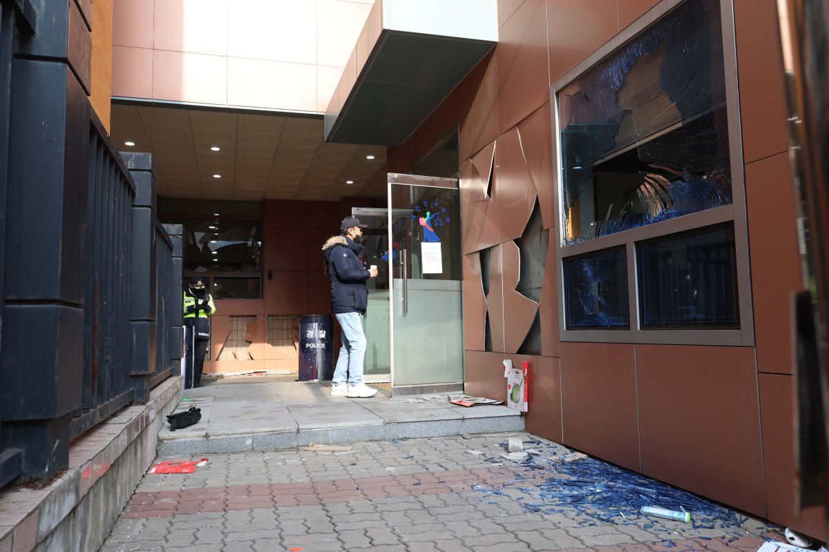 ▲19일 윤석열 대통령이 내란 우두머리 혐의로 구속되자 반발한 지지자들이 서울 마포구 서울서부지방법원에 난입해 불법폭력사태를 일으켰다. 이날 서부지법 시설물이 파손돼 있다. 신태현 기자 holjjak@