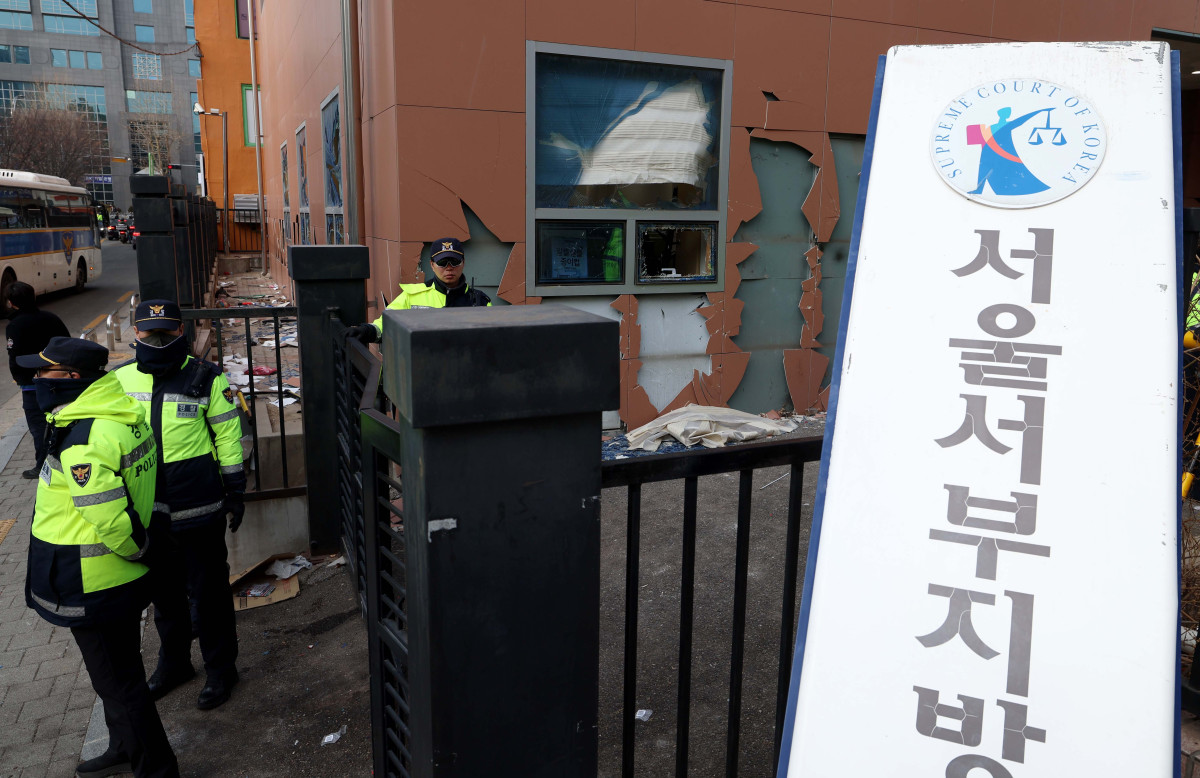 ▲19일 윤석열 대통령이 내란 우두머리 혐의로 구속되자 반발한 지지자들이 서울 마포구 서울서부지방법원에 난입해 불법폭력사태를 일으켰다. 이날 서부지법 시설물이 파손돼 있다. 신태현 기자 holjjak@