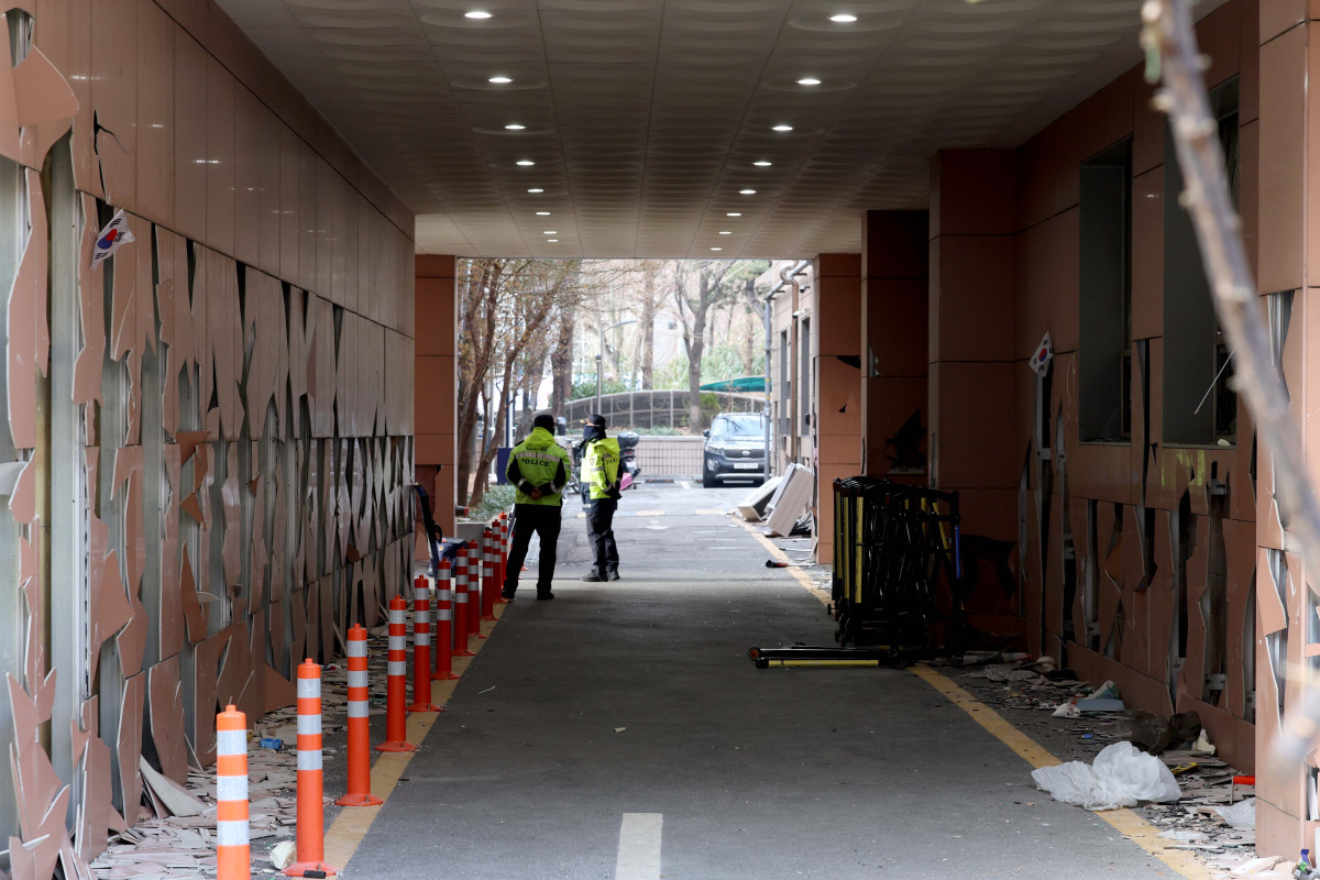 ▲19일 윤석열 대통령이 내란 우두머리 혐의로 구속되자 반발한 지지자들이 서울 마포구 서울서부지방법원에 난입해 불법폭력사태를 일으켰다. 이날 서부지법 시설물이 파손돼 있다. 신태현 기자 holjjak@