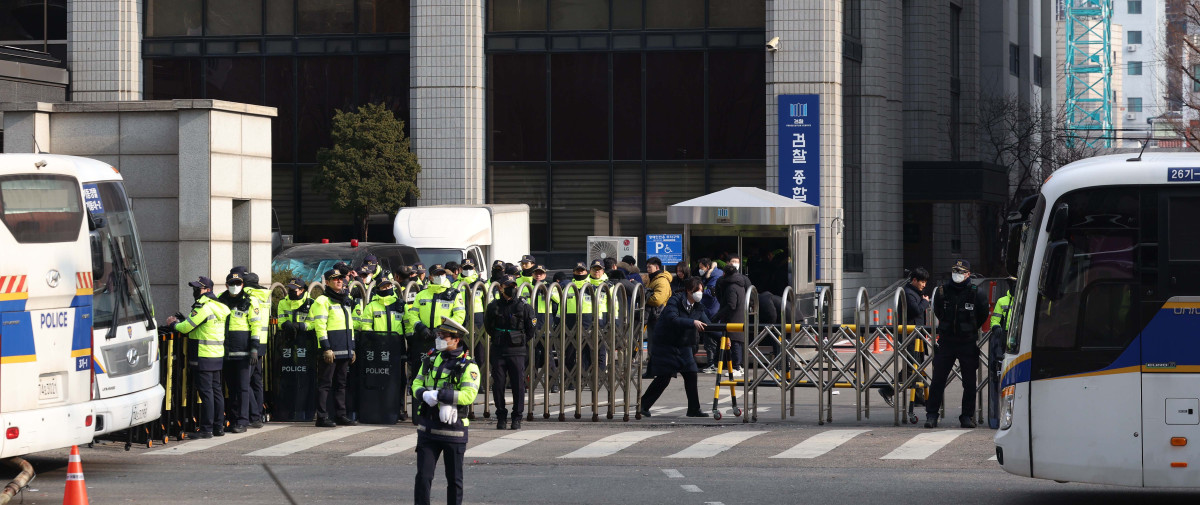 ▲19일 윤석열 대통령이 내란 우두머리 혐의로 구속되자 반발한 지지자들이 서울 마포구 서울서부지방법원에 난입해 불법폭력사태를 일으켰다. 이날 서부지법에 경력이 배치돼 있다. 신태현 기자 holjjak@