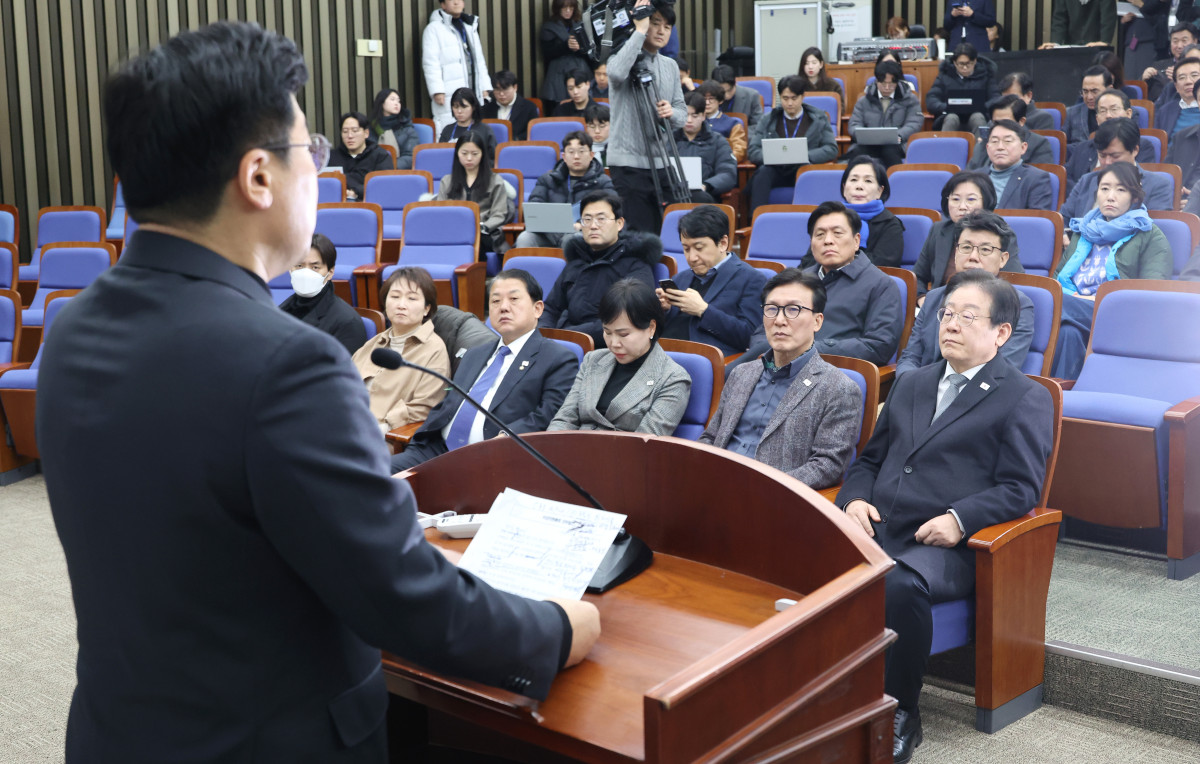 ▲더불어민주당 박찬대 원내대표가 19일 국회에서 열린 비상의원총회에서 발언하고 있다. (연합뉴스)