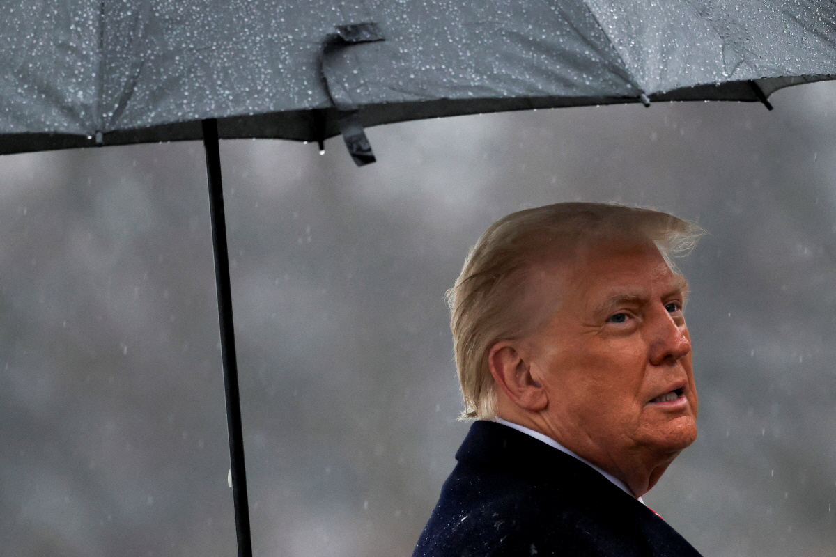 ▲도널드 트럼프 미국 대통령 당선인이 19일(현지시간) 알링턴 국립묘지를 방문하고 있다. 알링턴(미국)/로이터연합뉴스