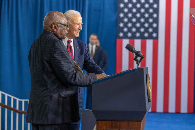 ▲19일(현지시간) 조 바이든 미국 대통령이 미국 사우스캐롤라이나주 찰스턴 ‘국제 아프리카계미국인 박물관’에 마련된 무대에서 제임스 E. 클라이번 하원의원(민주‧사우스캐롤라이나) 환영을 받고 있다. AFP연합뉴스