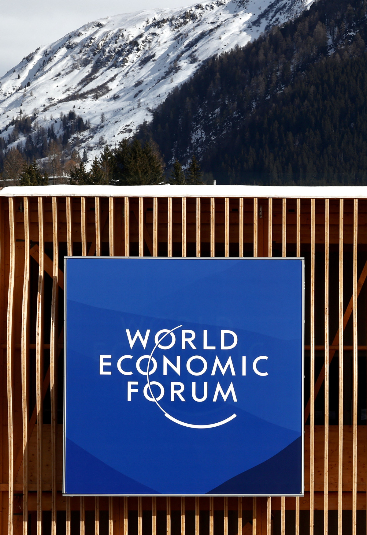 ▲스위스 다보스에서 열리는 세계경제포럼(WEF) 개막을 앞두고 19일(현지시간) 미디어센터 입구에 WEF 로고가 보인다. 다보스(스위스)/로이터연합뉴스