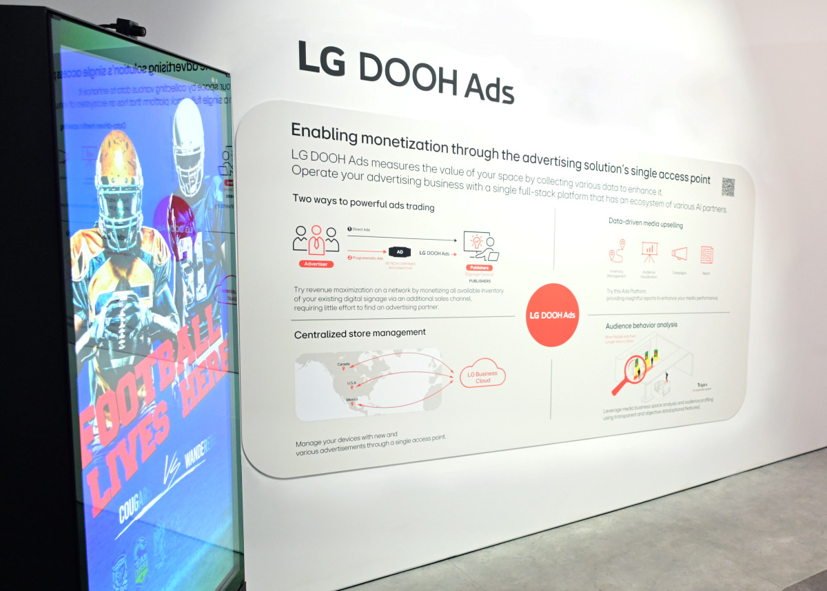 ▲CES 2025에서 상업용 디스플레이 광고 솔루션 'LG DOOH Ads'가 적용된 디스플레이가 전시된 모습. (자료제공=LG전자)