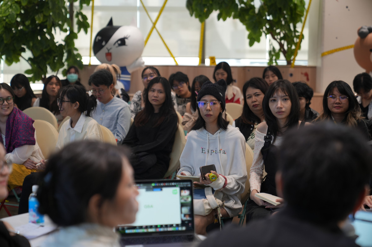 ▲네이버웹툰은 19일 태국 방콕에서 인기 한국 웹툰 ‘킬러 배드로’의 김정현 작가(글), 임리나 작가(그림)와 함께 태국 웹툰 창작자 64명을 대상으로 창작자 교육 프로그램 ‘트레이닝 캠프’를 진행했다. (사진제공=네이버웹툰)