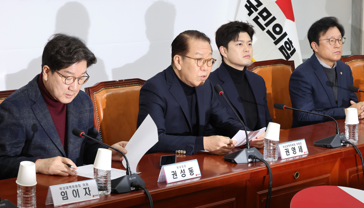 ▲국민의힘 권영세 비상대책위원장(왼쪽 두번째)이 19일 국회에서 열린 긴급비상대책위원 회의에서 발언하고 있다. (사진=연합뉴스)