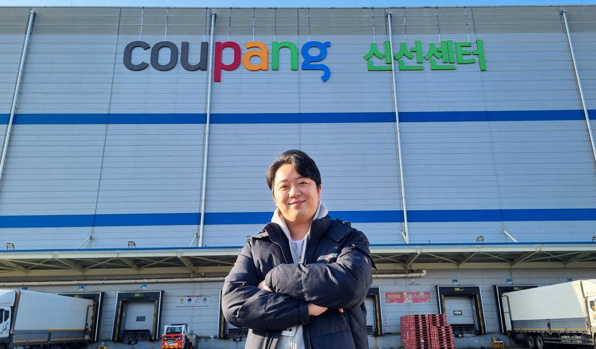 ▲CFS 최연소 인사팀장(조직장급) 김성태(32) 씨가 쿠팡 용인물류센터 앞에서 포즈를 취하고 있다. (사진제공=쿠팡)