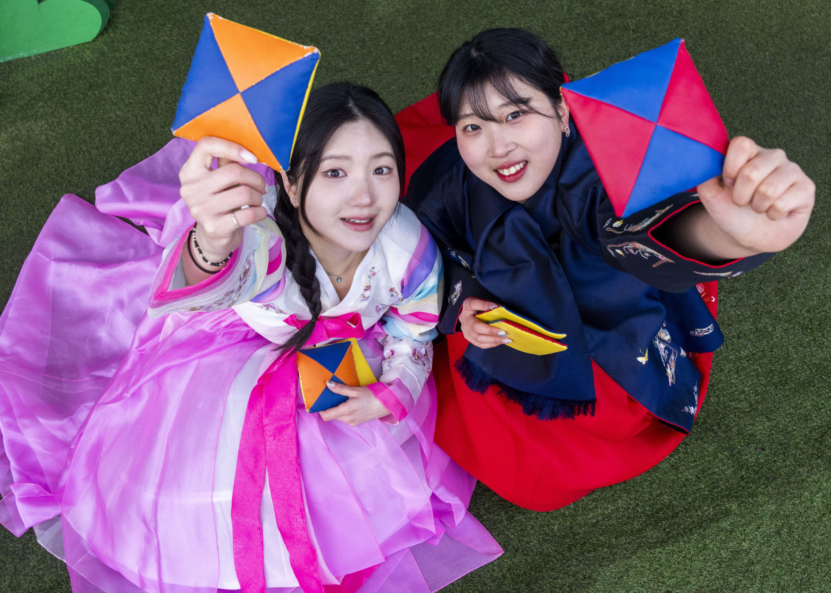 ▲에버랜드가 설 연휴를 맞아 25일부터 2월 2일까지 9일간 딱지치기, 비석치기, 공기놀이 등 우리 전통놀이를 체험할 수 있는 '설레는 K-놀이대전' 특별 이벤트를 진행한다. (사진제공=삼성물산 리조트부문)