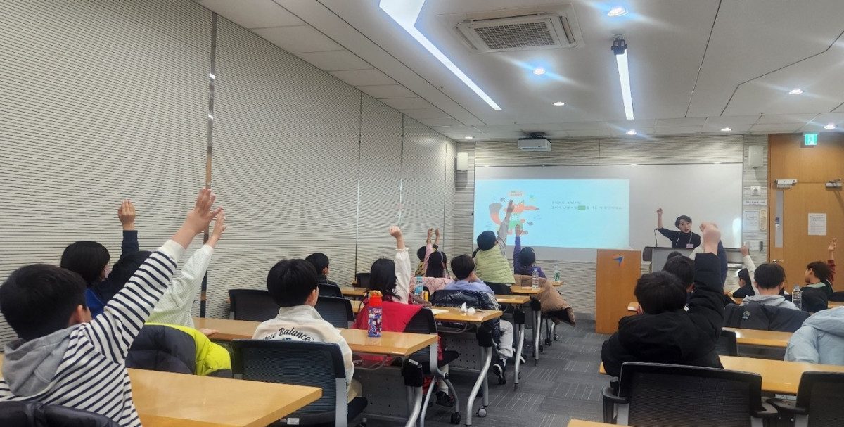 ▲전국투자자교육협의회가 18일 개최한 ‘온 가족이 함께하는 겨울경제 캠프’에서 학생들이 경제교육 수업에 참여하고 있다. (사진= 금융투자협회)