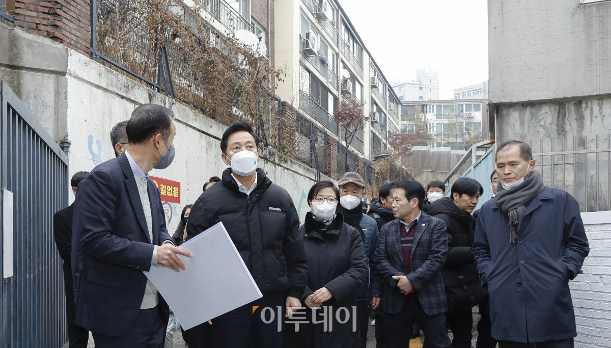 ▲오세훈 서울시장이 20일 서울 강북구 미아3동 130번지 일대 재개발 후보지를 방문해 재개발 대상지를 살펴보고 있다. 조현호 기자 hyunho@