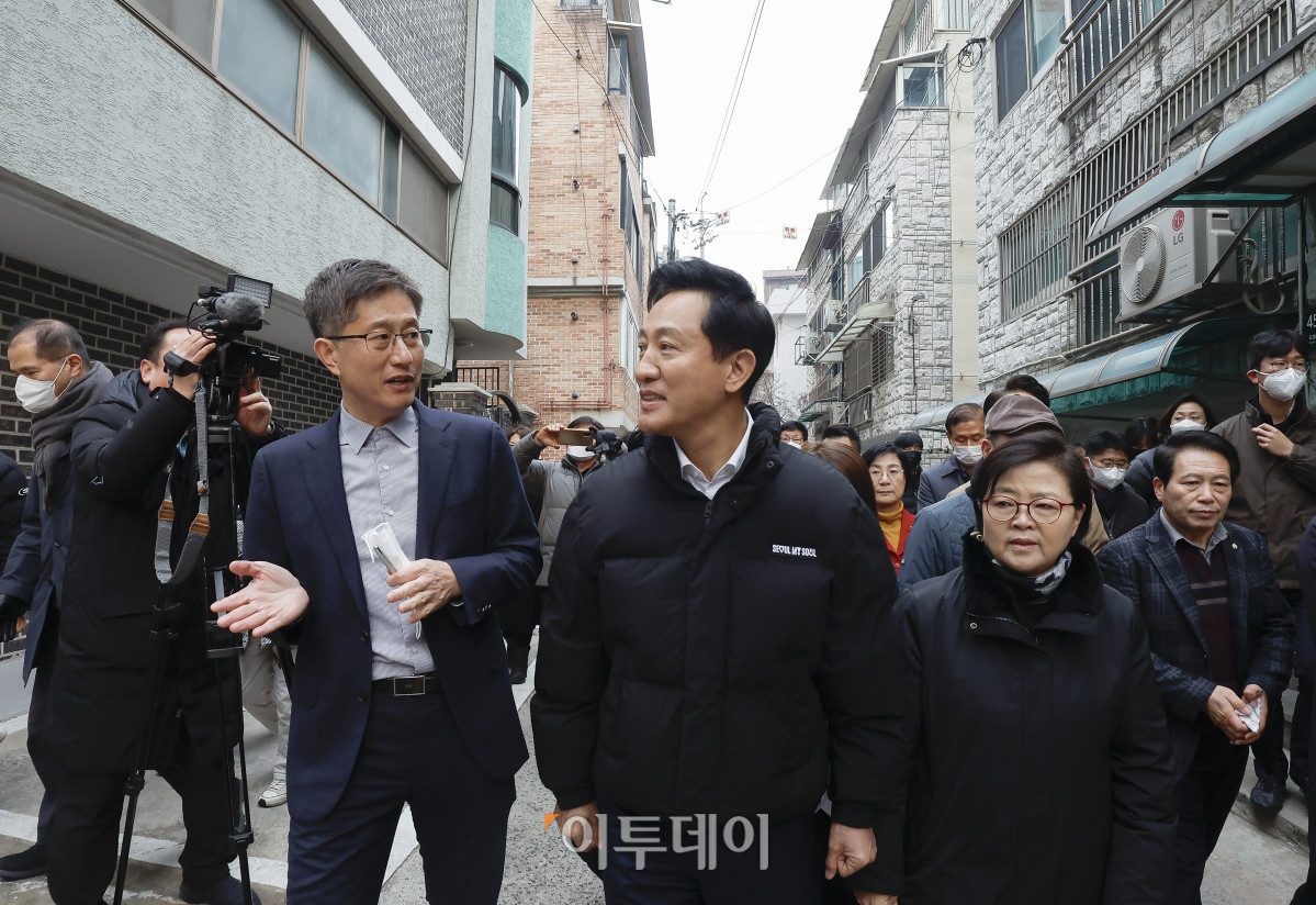 ▲오세훈 서울시장이 20일 서울 강북구 미아3동 130번지 일대 재개발 후보지를 방문해 재개발 대상지를 살펴보고 있다. 조현호 기자 hyunho@
