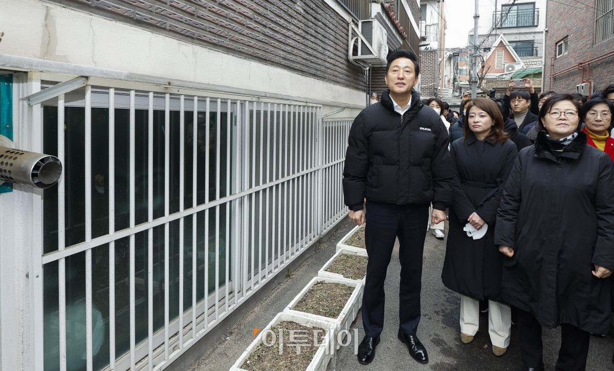 ▲오세훈 서울시장이 20일 서울 강북구 미아3동 130번지 일대 재개발 후보지를 방문해 재개발 대상지를 살펴보고 있다. 조현호 기자 hyunho@